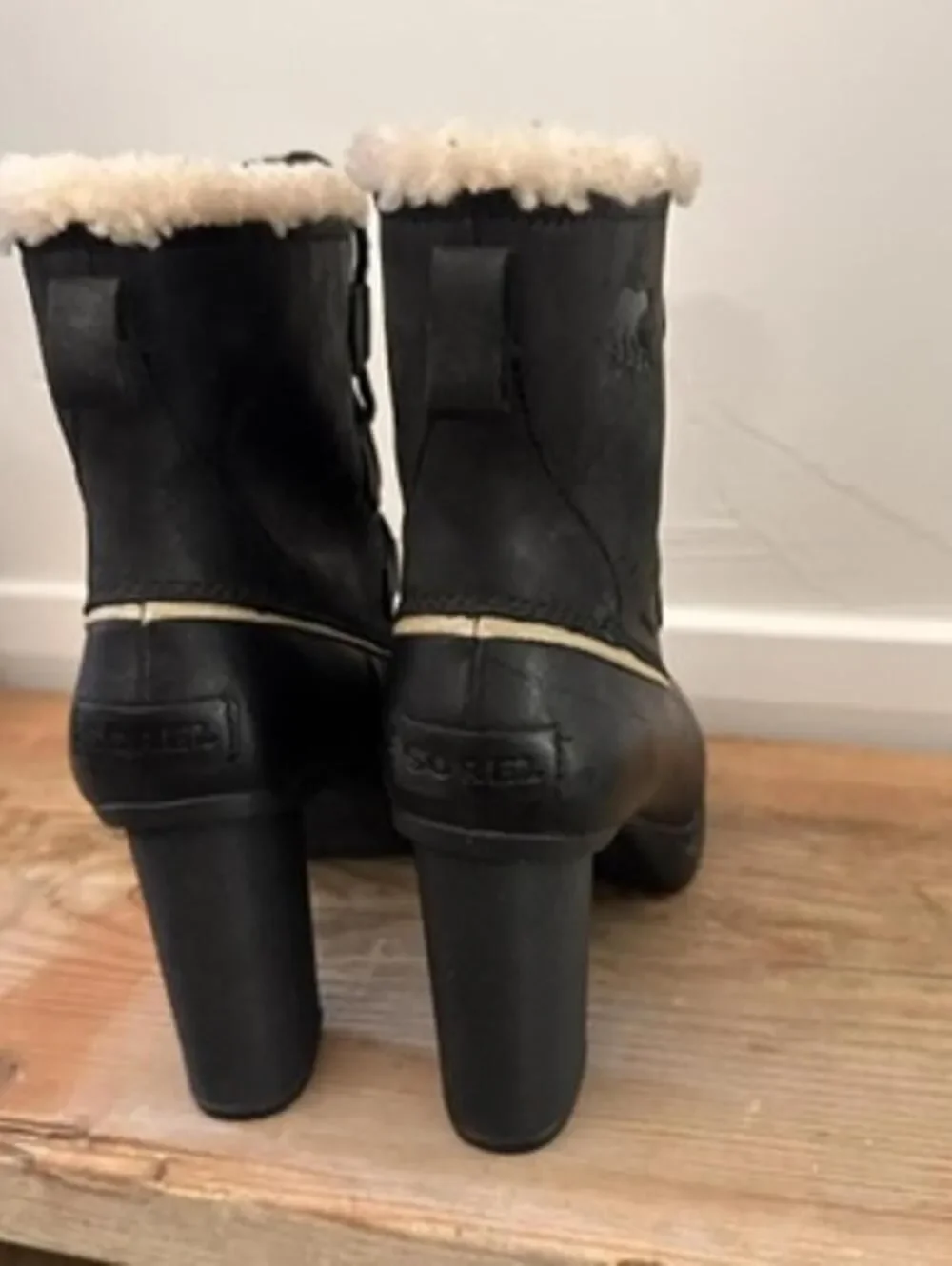 Sorel Dacie Lace‎ Size 8 Black Leather Waterproof Shearling Boots